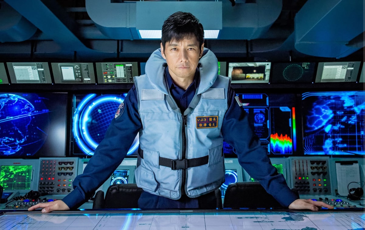 映画 空母いぶき 場面写真公開 多数のモニターに囲まれる西島秀俊 コメントあり コミックナタリー