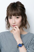 伏見猿比古モデルの腕時計の着用例。