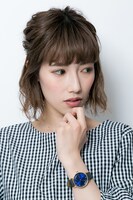 伏見猿比古モデルの腕時計の着用例。