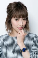 伏見猿比古モデルの腕時計の着用例。