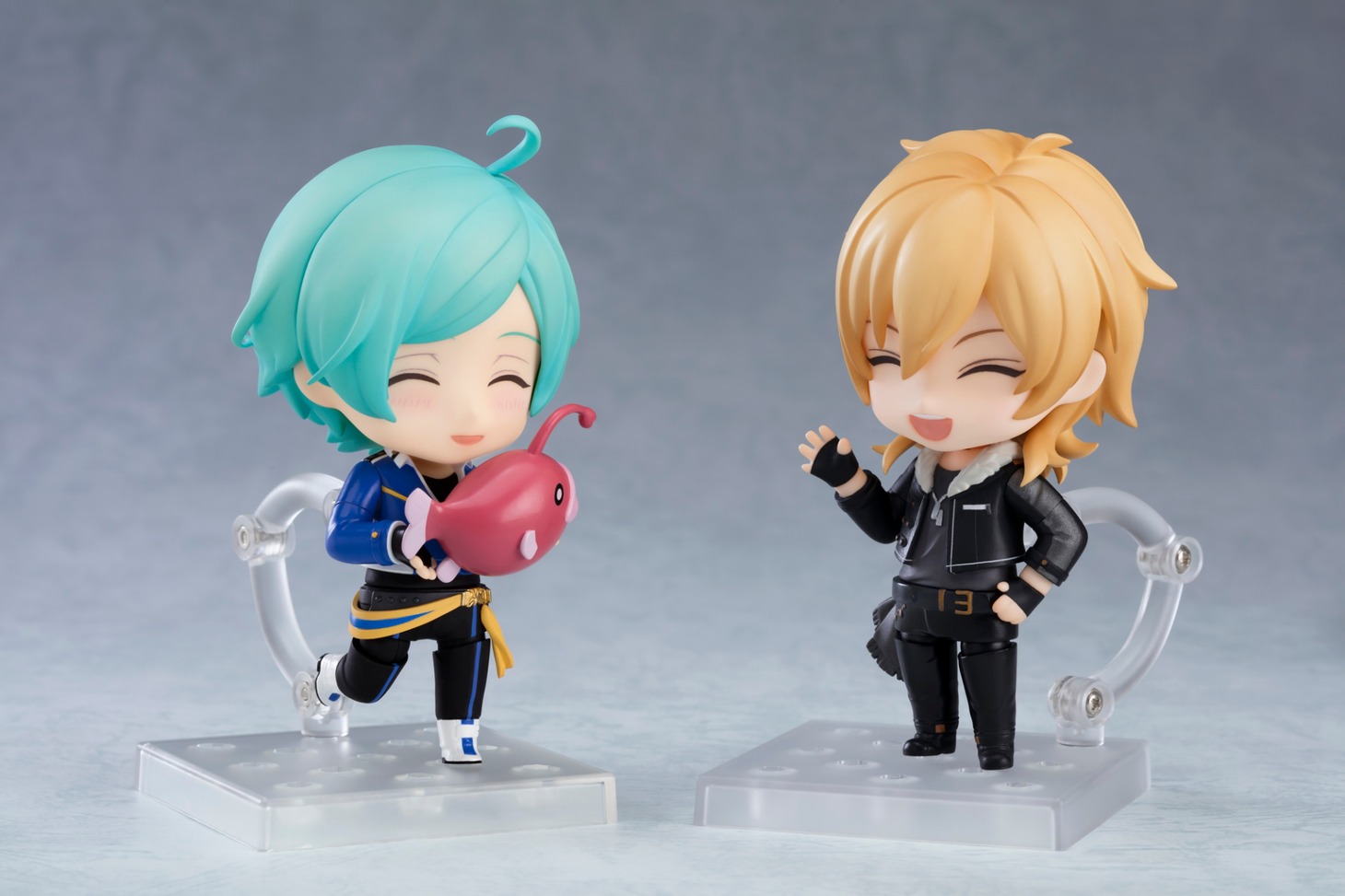 「ねんどろいど 深海奏汰」（左）と「ねんどろいど 羽風薫」（右）。