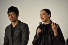左からアオヤマ君のお父さん役の西島秀俊、お姉さん役の蒼井優。