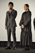 左からアオヤマ君のお父さん役の西島秀俊、お姉さん役の蒼井優。