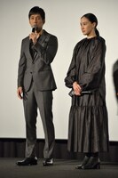 左からアオヤマ君のお父さん役の西島秀俊、お姉さん役の蒼井優。