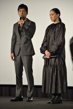 左からアオヤマ君のお父さん役の西島秀俊、お姉さん役の蒼井優。