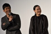 左からアオヤマ君のお父さん役の西島秀俊、お姉さん役の蒼井優。