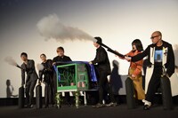 CO2を噴射するキャストたち。