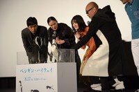 登場したペンギンに釘付けになるキャスト。
