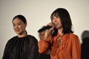 左からお姉さん役の蒼井優、アオヤマ君役の北香那。