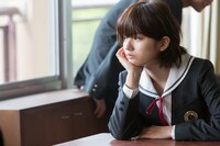 映画「志乃ちゃんは自分の名前が言えない」より、蒔田彩珠扮する岡崎加代。