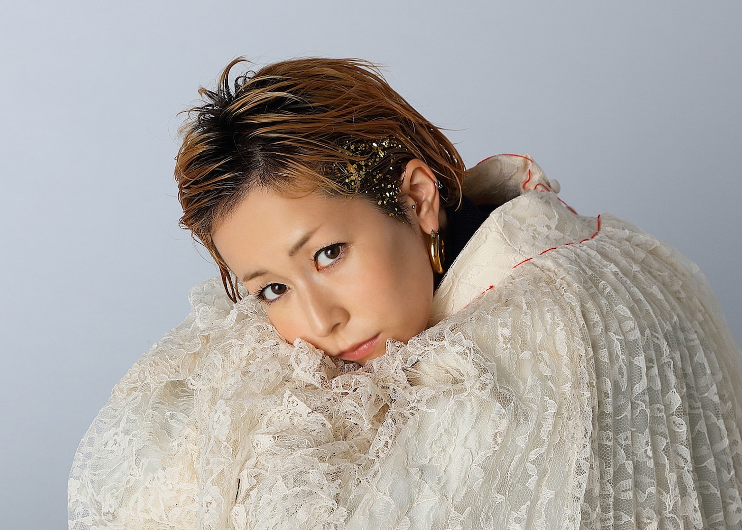 主題歌を歌う木村カエラ。