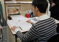 西村貴世の作業風景。