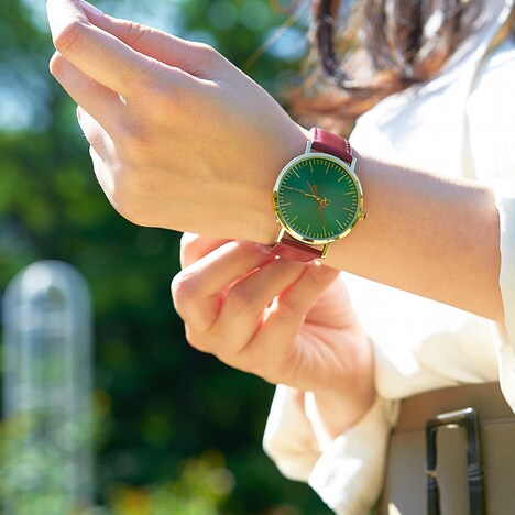 「魔法使いの嫁 オリジナルデザインウォッチ」の着用例。