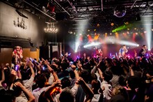6月30日の大阪・ESAKA MUSE「アダ限」の様子。左はドリンクカウンターに上がるようなぴ。（Photo by shinz）