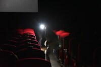 「影鰐 LIVE 上映 2.8 猿楽ナイトツアー」の様子。奇獣を特殊部隊が銃撃する。