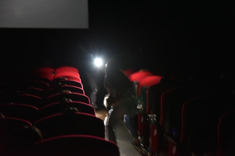 「影鰐 LIVE 上映 2.8 猿楽ナイトツアー」の様子。奇獣を特殊部隊が銃撃する。