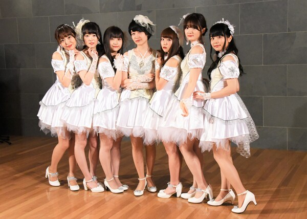 Kleissisお披露目会のフォトセッションにて。左から金子有希、高橋麻里、山田麻莉奈、田中有紀、富田美憂、山根綺、元吉有希子。