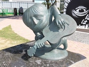 “水木しげるロード”の妖怪ブロンズ像。