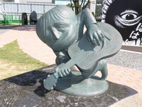 “水木しげるロード”の妖怪ブロンズ像。