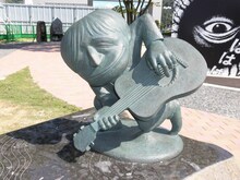 “水木しげるロード”の妖怪ブロンズ像。