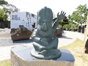 “水木しげるロード”の妖怪ブロンズ像。