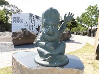 “水木しげるロード”の妖怪ブロンズ像。