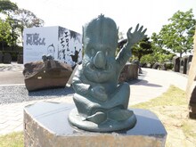 “水木しげるロード”の妖怪ブロンズ像。