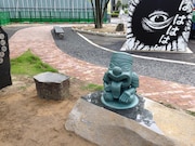 “水木しげるロード”の妖怪ブロンズ像。