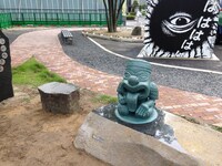 “水木しげるロード”の妖怪ブロンズ像。