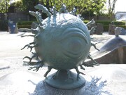 “水木しげるロード”の妖怪ブロンズ像。