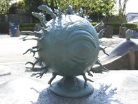 “水木しげるロード”の妖怪ブロンズ像。