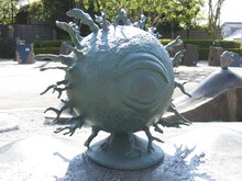 “水木しげるロード”の妖怪ブロンズ像。