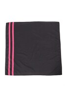 百モデルのかごバッグ。