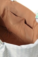 千モデルのかごバッグ。