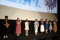 左から小野友樹、島袋美由利、鈴木絵理、春奈るな、高橋李依、加隈亜衣、小倉唯、原田彩楓。