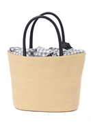 百モデルのかごバッグ。