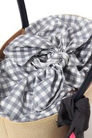 百モデルのかごバッグ。