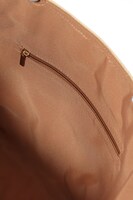 百モデルのかごバッグ。