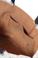 百モデルのかごバッグ。