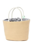 千モデルのかごバッグ。