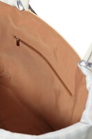 千モデルのかごバッグ。