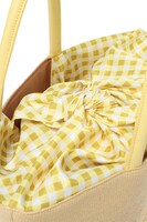 六弥ナギモデルのかごバッグ。