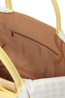 六弥ナギモデルのかごバッグ。