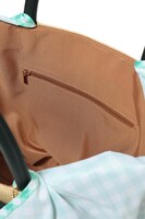 二階堂大和モデルのかごバッグ。