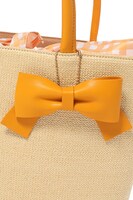 和泉三月モデルのかごバッグ。