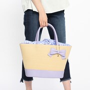 逢坂壮五モデルのかごバッグ使用例。