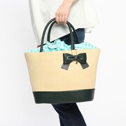 二階堂大和モデルのかごバッグ使用例。