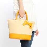 和泉三月モデルのかごバッグ使用例。