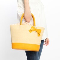 和泉三月モデルのかごバッグ使用例。