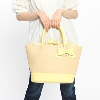 六弥ナギモデルのかごバッグ使用例。